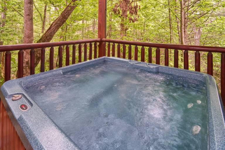 Family-oriented house with hot tub, fast internet & grill | Mountain view | Pet-friendly in Gatlinburg, TN