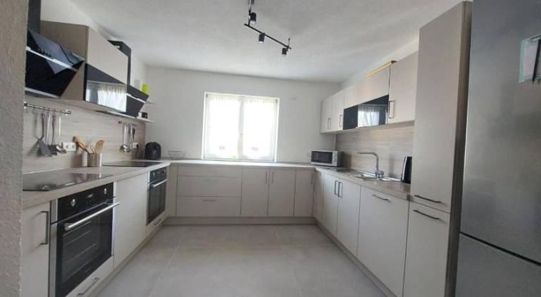 Rental apartment with terrace, BBQ & yard — photo 3
