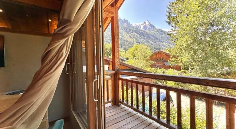 Charming chalet with jacuzzi | Pets allowed — photo 2