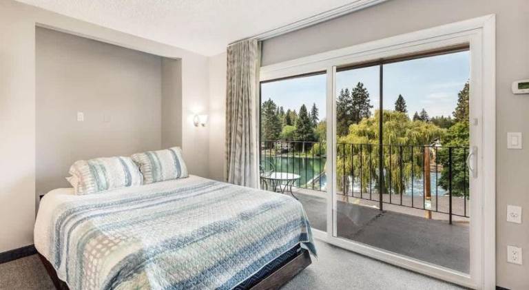 House with pool | Pets are welcome in Bend, OR