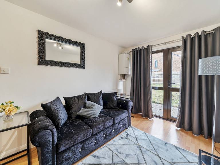 Cosy 1Bed Weybridge Ideal for 2 Pass the Keys