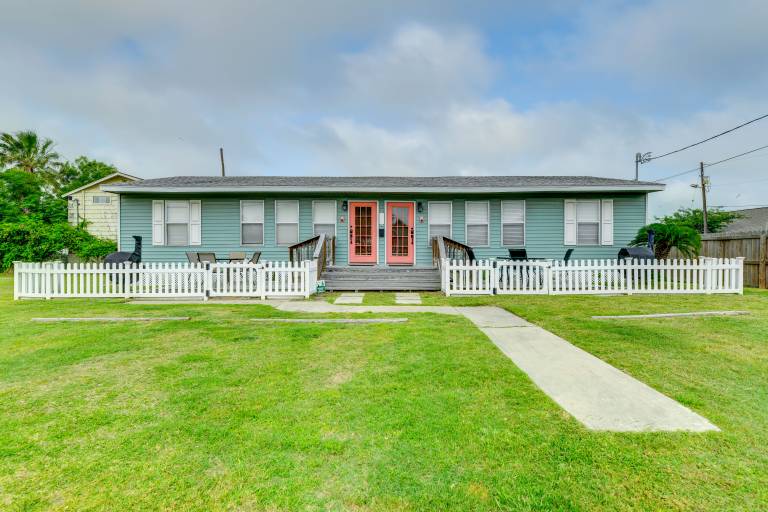 Walk to Beach & Pier: Updated Abode in Rockport! — photo 4