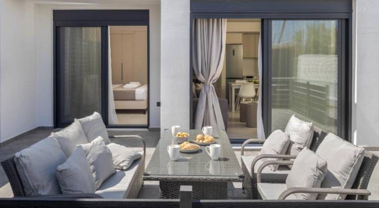 House with patio, grill & pool — photo 3