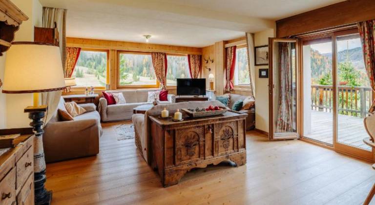 Chalet with patio & yard — photo 2
