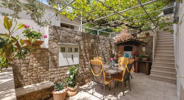 Holiday apartment with terrace & garden — photo 5