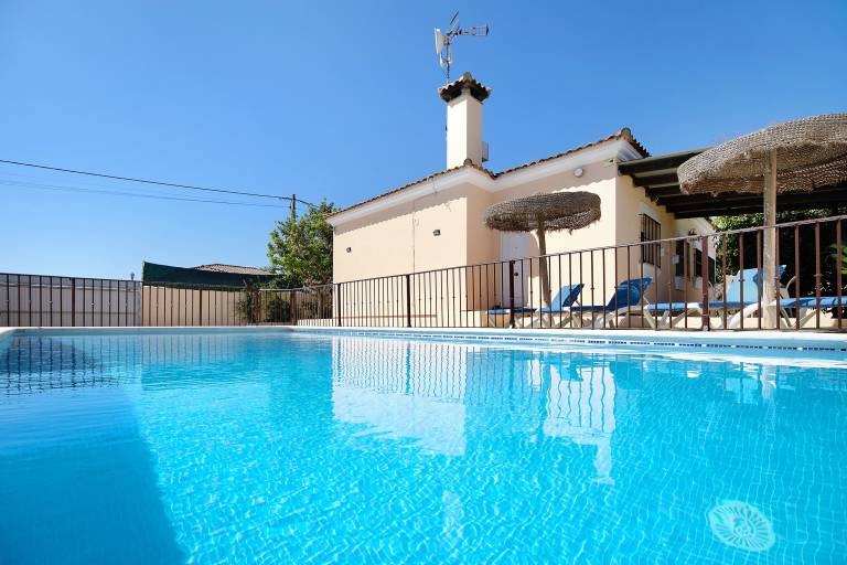 Vacation home with patio, private pool & fast internet | Garden view — photo 4