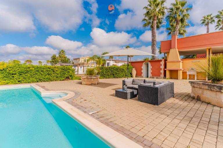 Vacation home with grill, private pool & yard | Beach view — photo 5