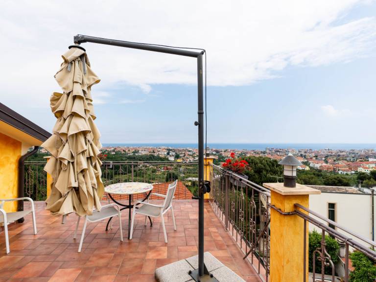 Holiday apartment with yard & pool | Sea view — photo 5