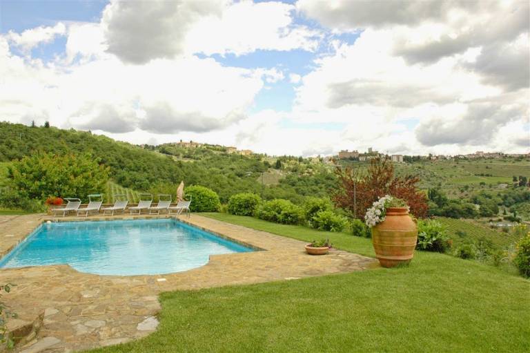 Child-friendly pleasant vacation home with BBQ, private pool & yard | Pets allowed — photo 5
