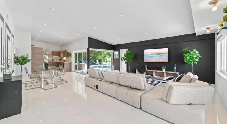 Villa with pool — photo 4