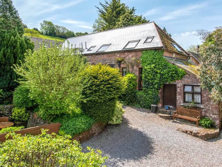 Family-friendly cottage with garden & pool | River view | Pet-friendly in Minehead