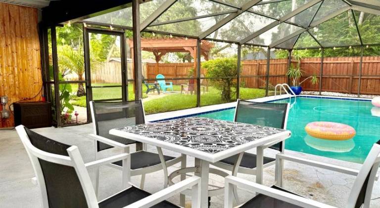 House with pool — photo 5