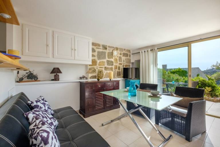 Studio with terrace, heated pool & yard | Mountain view | Pets allowed — photo 2