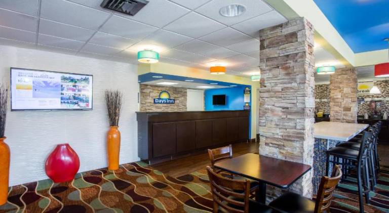 Days Inn by Wyndham Sarasota Bay — photo 4