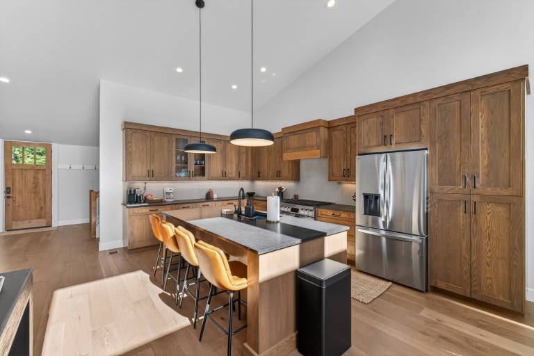 Ridge House- new home, sleeps 16, quiet neighborhood-, hot tub, trailer parking, pet friendly — photo 5
