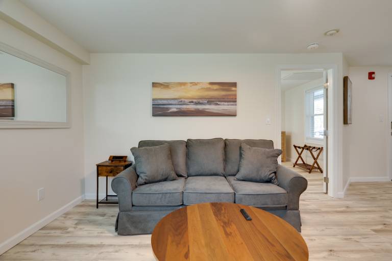 3 Mi to Onset Beach: Sleek Apartment in Wareham — photo 5