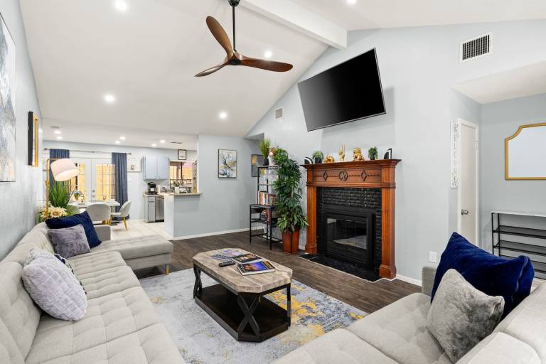 5BR Game Room Hot Tub Big Yard Sleeps 16 15 min DT
