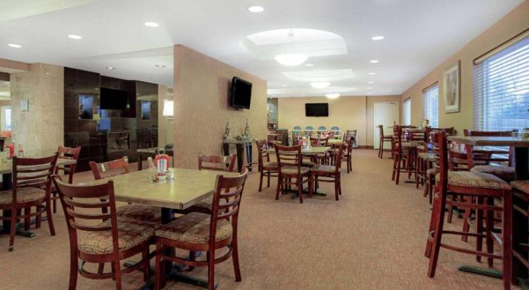 La Quinta Inn & Suites by Wyndham Bismarck — photo 4