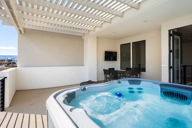 Vacation home with grill, pool & jacuzzi — photo 5