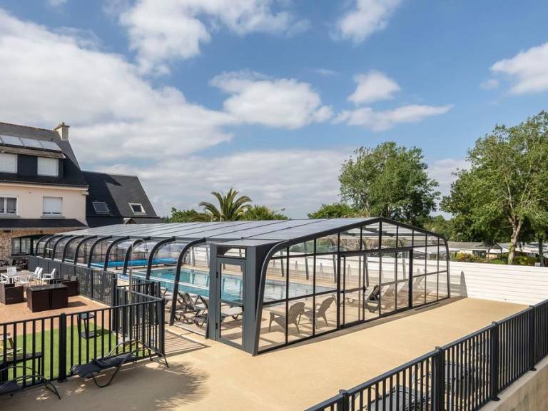Child-friendly nice bungalow with patio & heated pool | Pet-friendly — photo 2