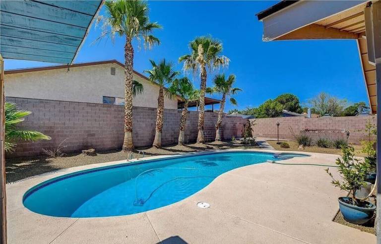 Boulder City Vacation Rentals from $102 | HomeToGo