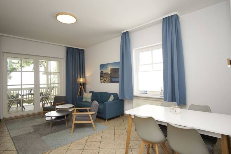 direkt an der Strandpromenade, Balkon mit Meerblick - Aparthotel Ostsee FeWo 31 — photo 4
