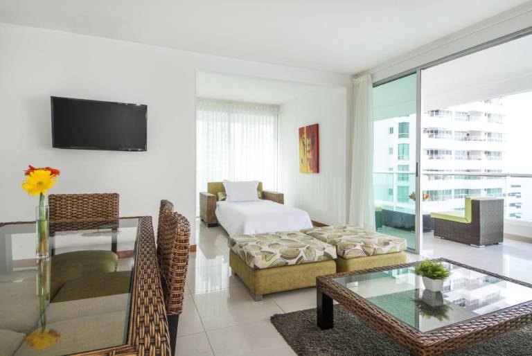 Serviced apartment with barbecue, pool & patio — photo 2