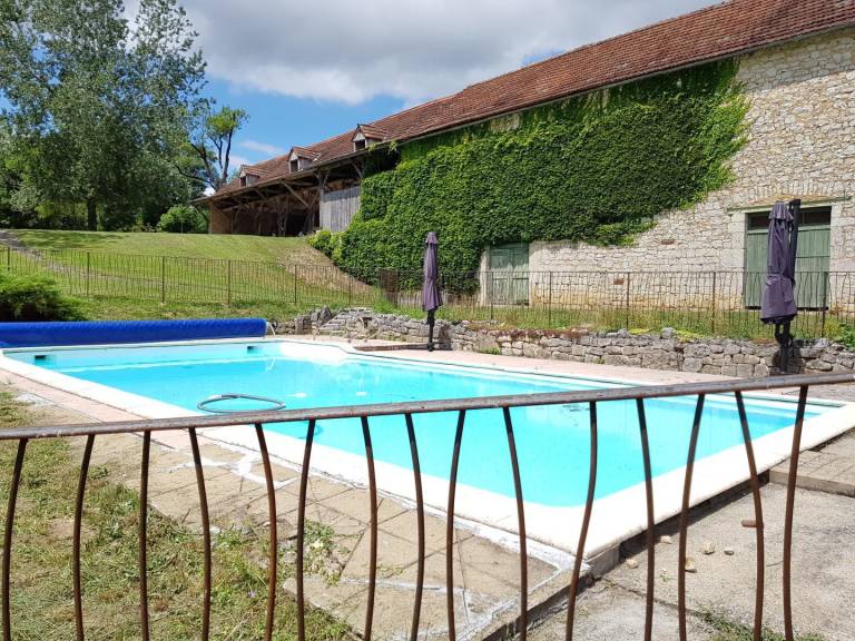 Gite with private pool, BBQ & patio in Cahors