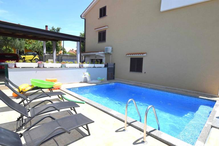 Apartment Zrinka 2 with pool in Omisalj