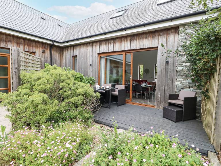 Cottage with yard — photo 4