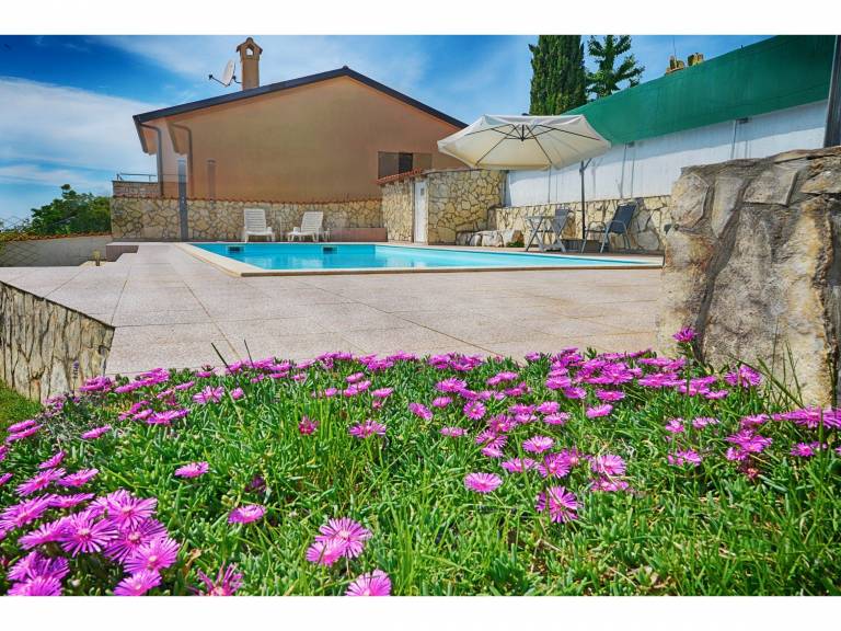 Villa with private pool, barbeque & patio — photo 3
