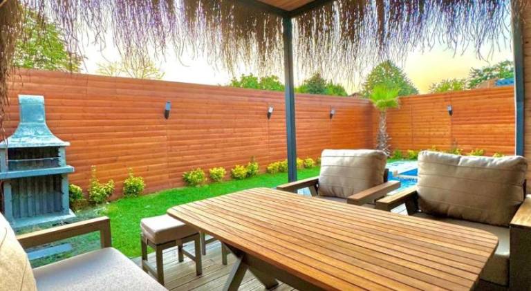 Lodge with pool & yard — photo 5