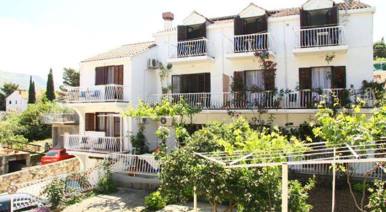 Holiday apartment with patio & garden in Konavle