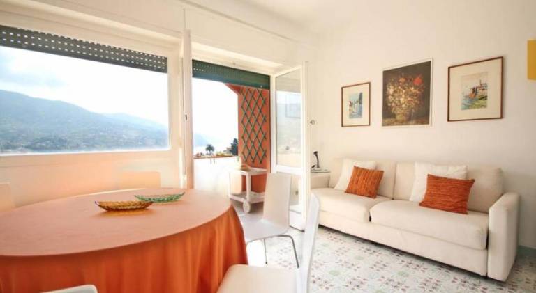 Apartment with patio, private pool & garden | Close to the beach | Perfect for remote work | Pets are welcome in Rapallo