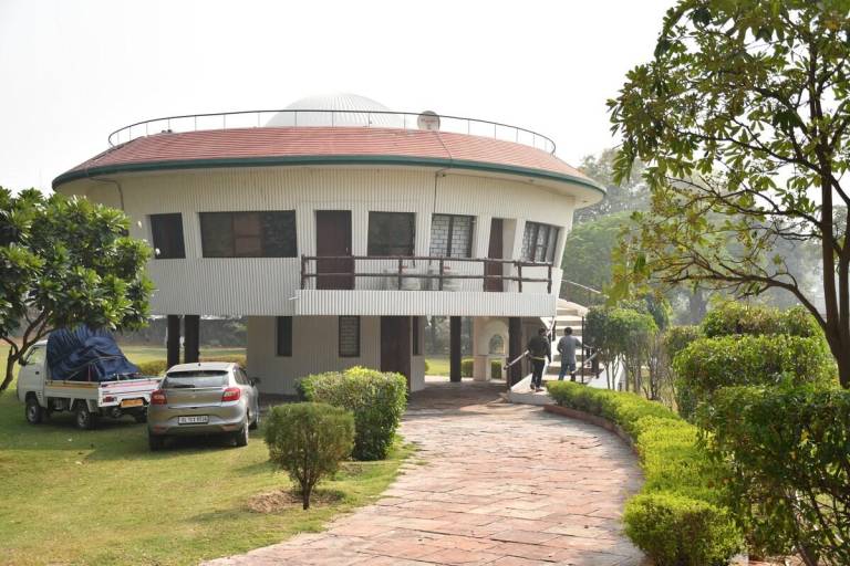 House with jacuzzi, garden & pool | Perfect for remote work | Pets allowed in Faridabad