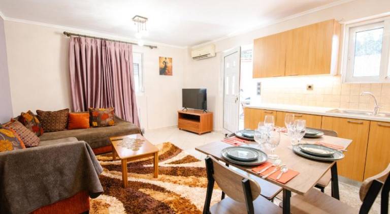 Holiday apartment with garden in Patras
