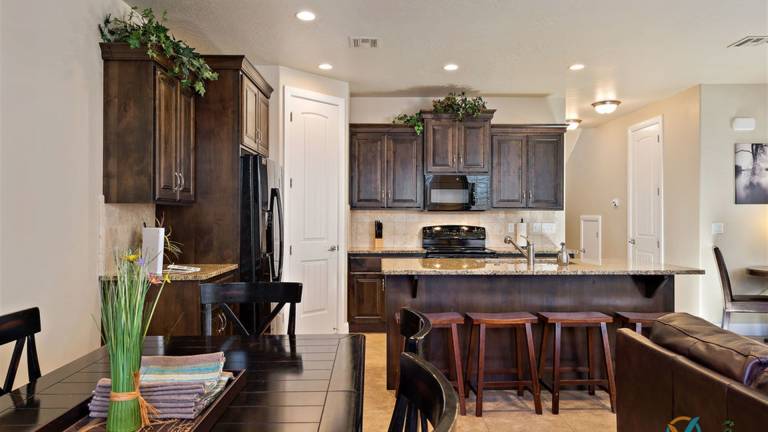 Family-oriented charming house with heated pool & hot tub | Mountain view | Pet-friendly — photo 2