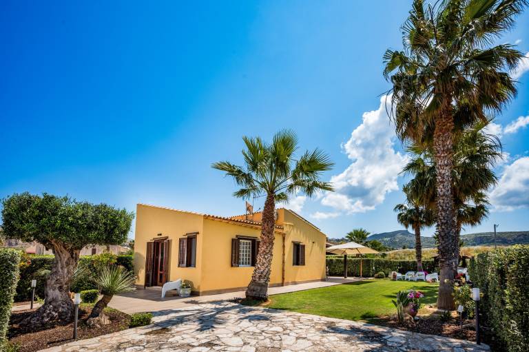 Villa with yard & barbecue — photo 2