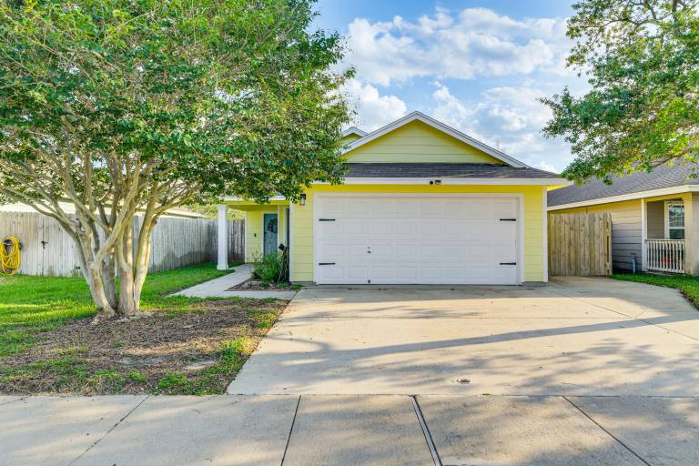 Corpus Christi Home w/ Patio < 10 Mi to Beach in Corpus Christi, TX