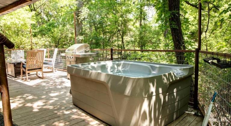 Vacation home with hot tub — photo 5