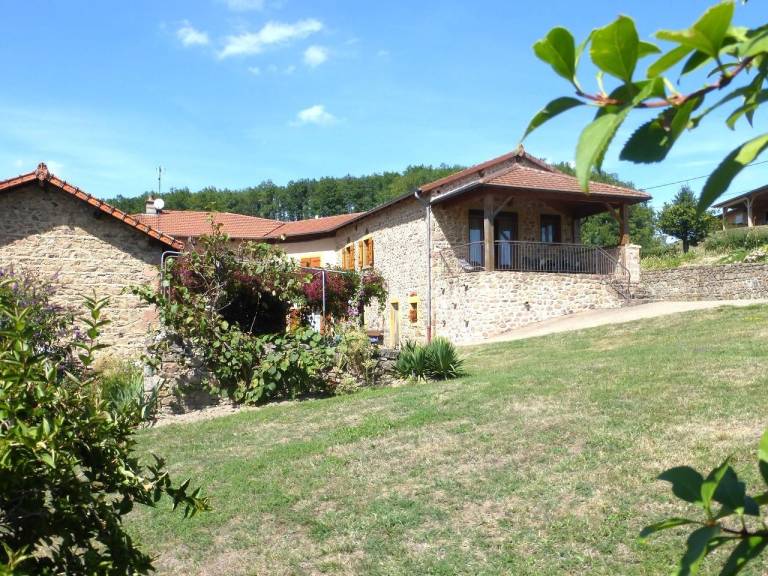 Gite with patio, yard & BBQ in Roanne