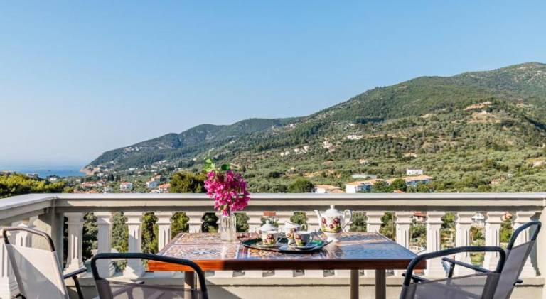 Holiday apartment with pool, patio & garden — photo 3