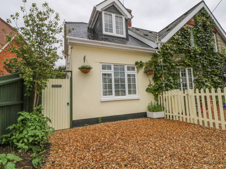 Cottage with yard | Beach view — photo 2