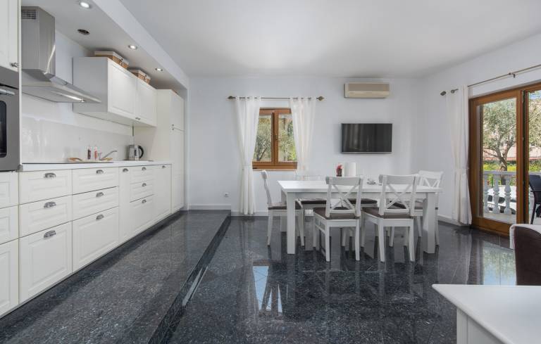 Apartment with terrace, garden & barbecue — photo 4