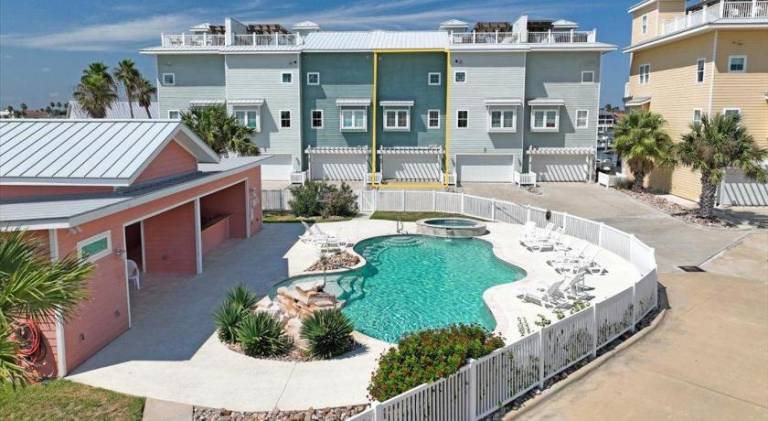 Fully equipped wonderful vacation home with pool, jacuzzi & barbeque | Perfect for remote work | Pets are welcome in Port Aransas, TX