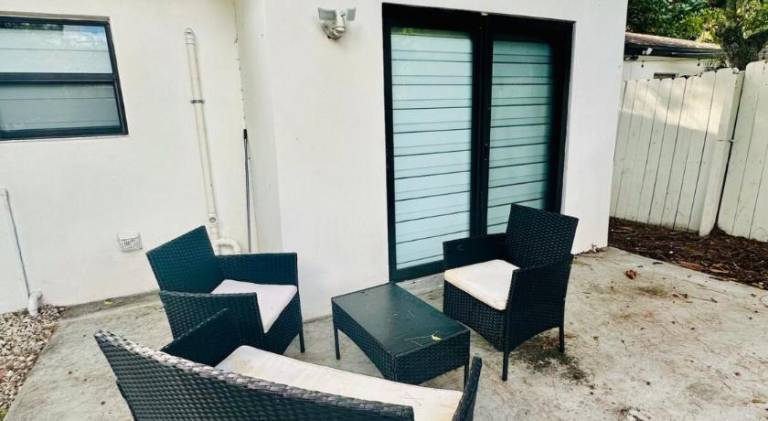 Modern Home with large private yard - Next to downtown & beach & airport - Pet friendly — photo 5