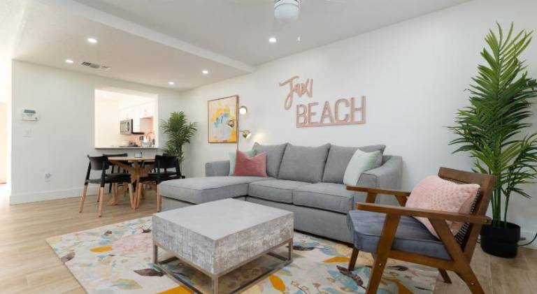 Be A Nomad Lovely 2br 1blk from the Ocean in Jacksonville Beach, FL