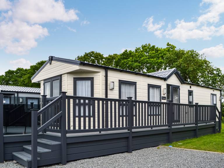 Family-oriented charming cottage with yard | River view | Pets allowed in Bridlington
