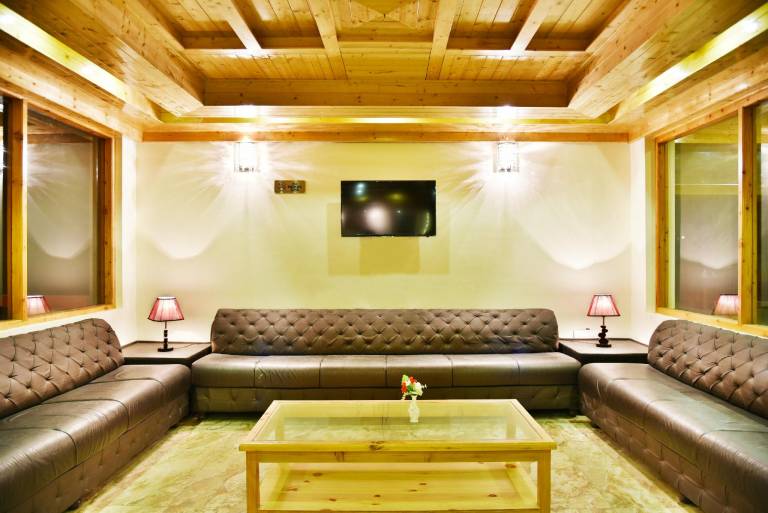 Hotel Whistling Pines Resort in Kullu