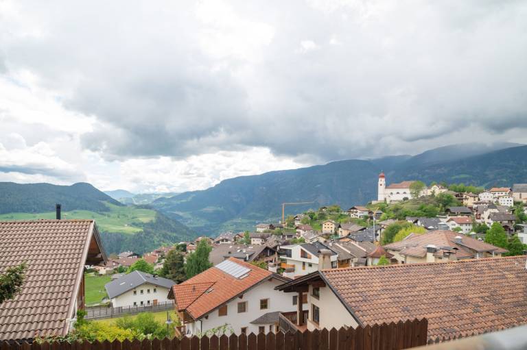 Holiday Apartment 'Stuflesser' with Mountain View, Private Terrace and Shared Garden — photo 2